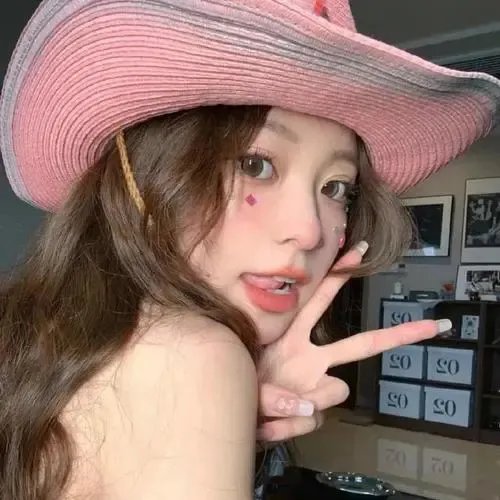 港台老牌艺人机场牵手女助理，凌晨内幕曝光，本人沉默不回应